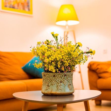 Yellow Apartment In Avlabari تبليسي المظهر الخارجي الصورة