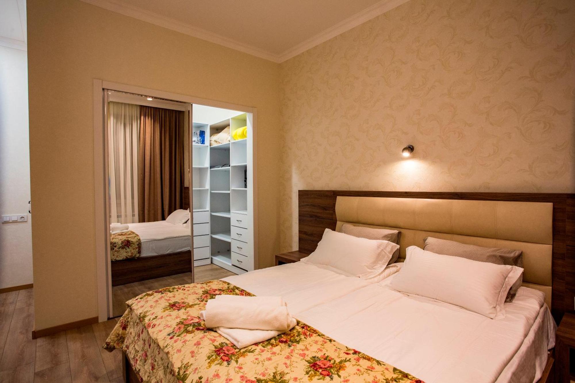 Yellow Apartment In Avlabari تبليسي المظهر الخارجي الصورة