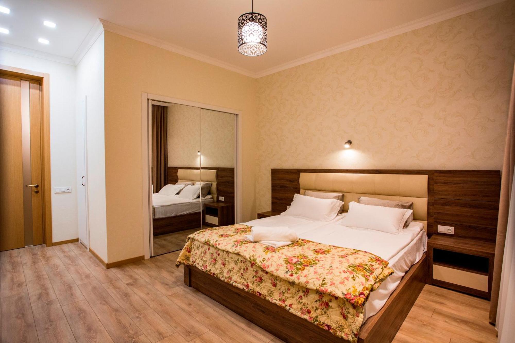 Yellow Apartment In Avlabari تبليسي المظهر الخارجي الصورة
