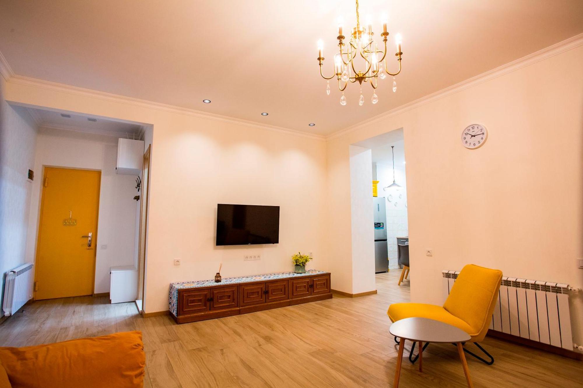 Yellow Apartment In Avlabari تبليسي المظهر الخارجي الصورة