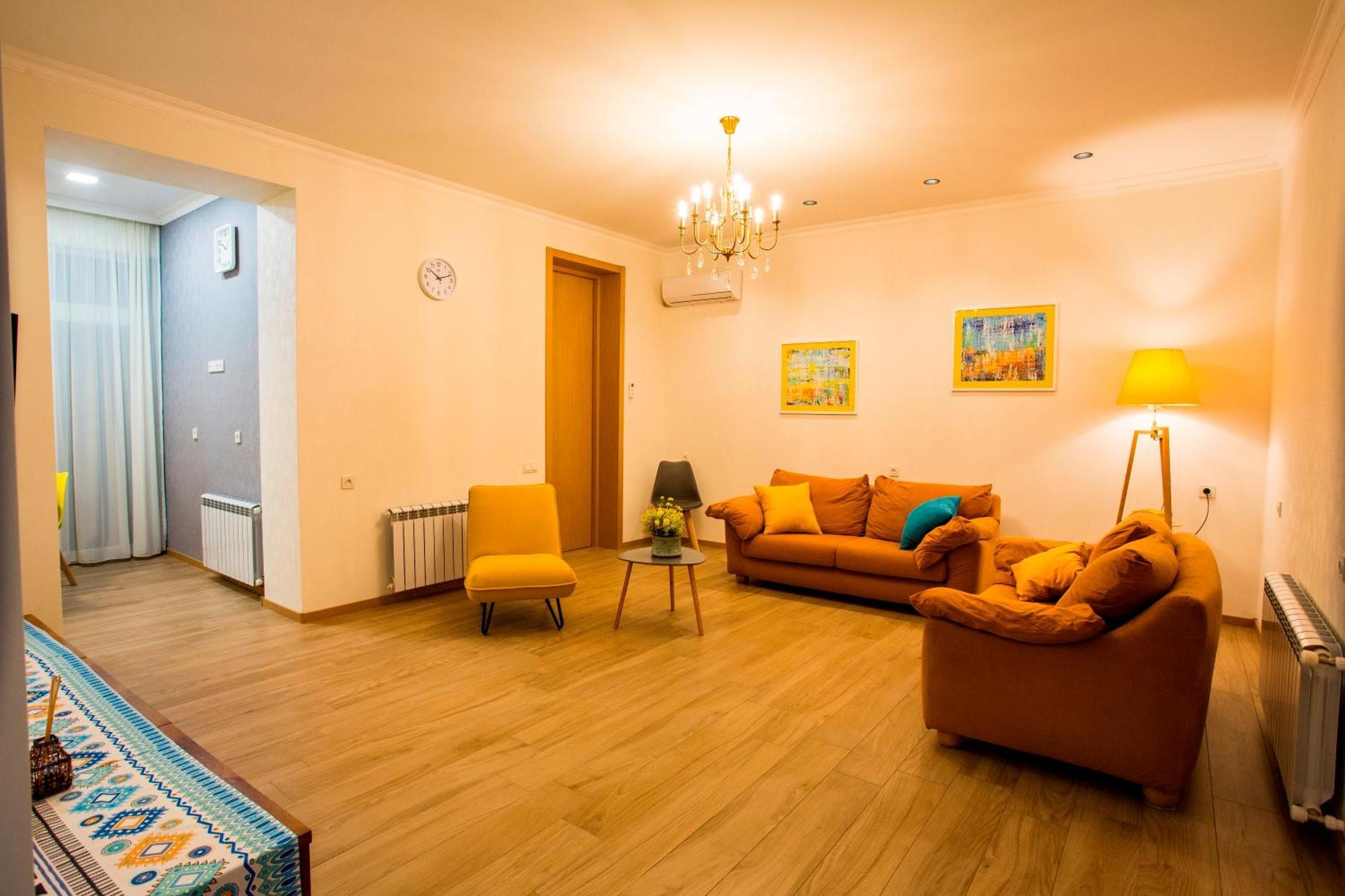 Yellow Apartment In Avlabari تبليسي المظهر الخارجي الصورة