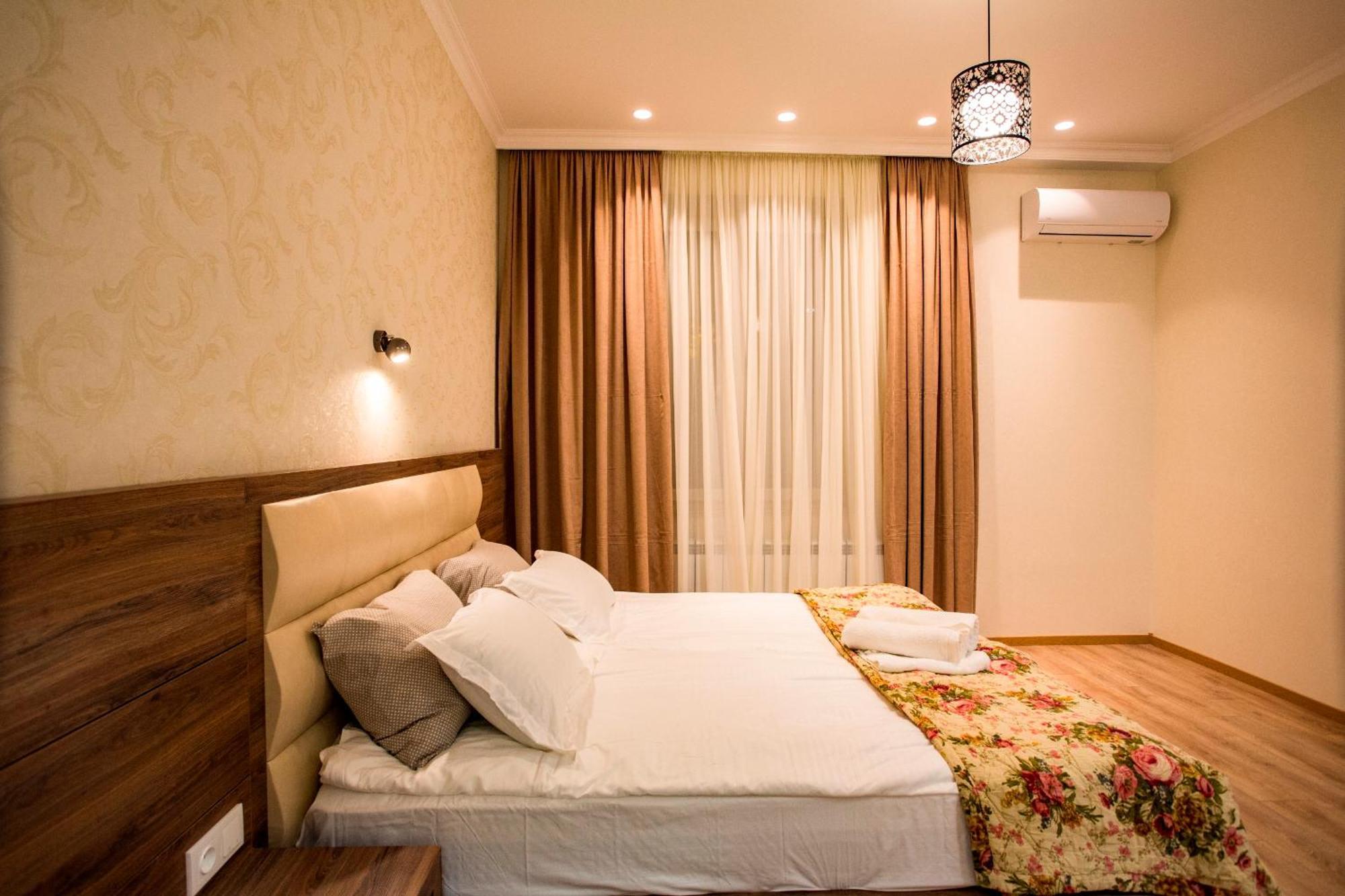Yellow Apartment In Avlabari تبليسي المظهر الخارجي الصورة