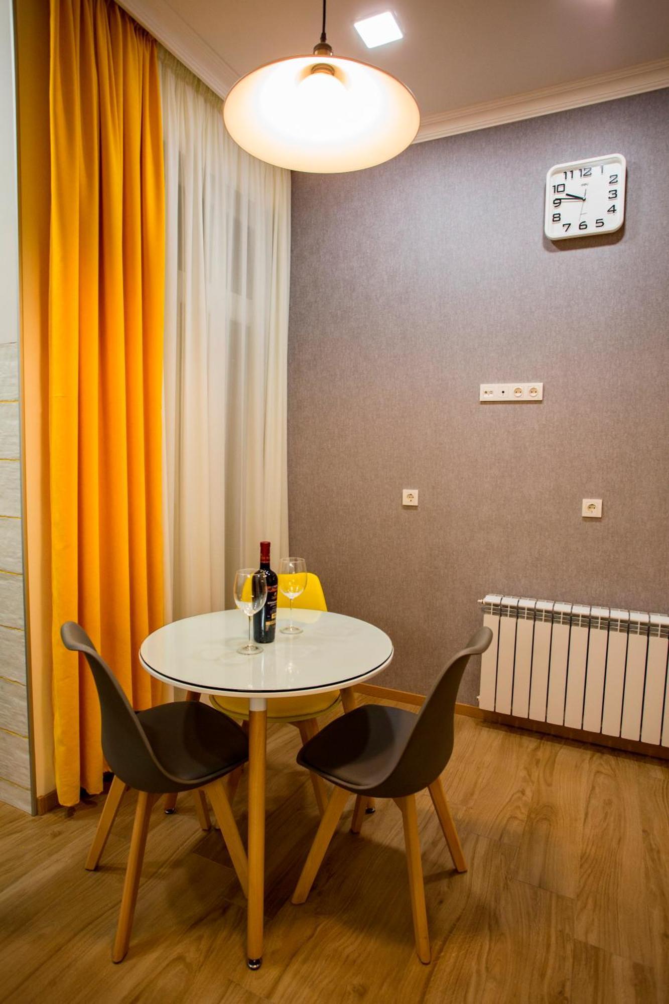 Yellow Apartment In Avlabari تبليسي المظهر الخارجي الصورة