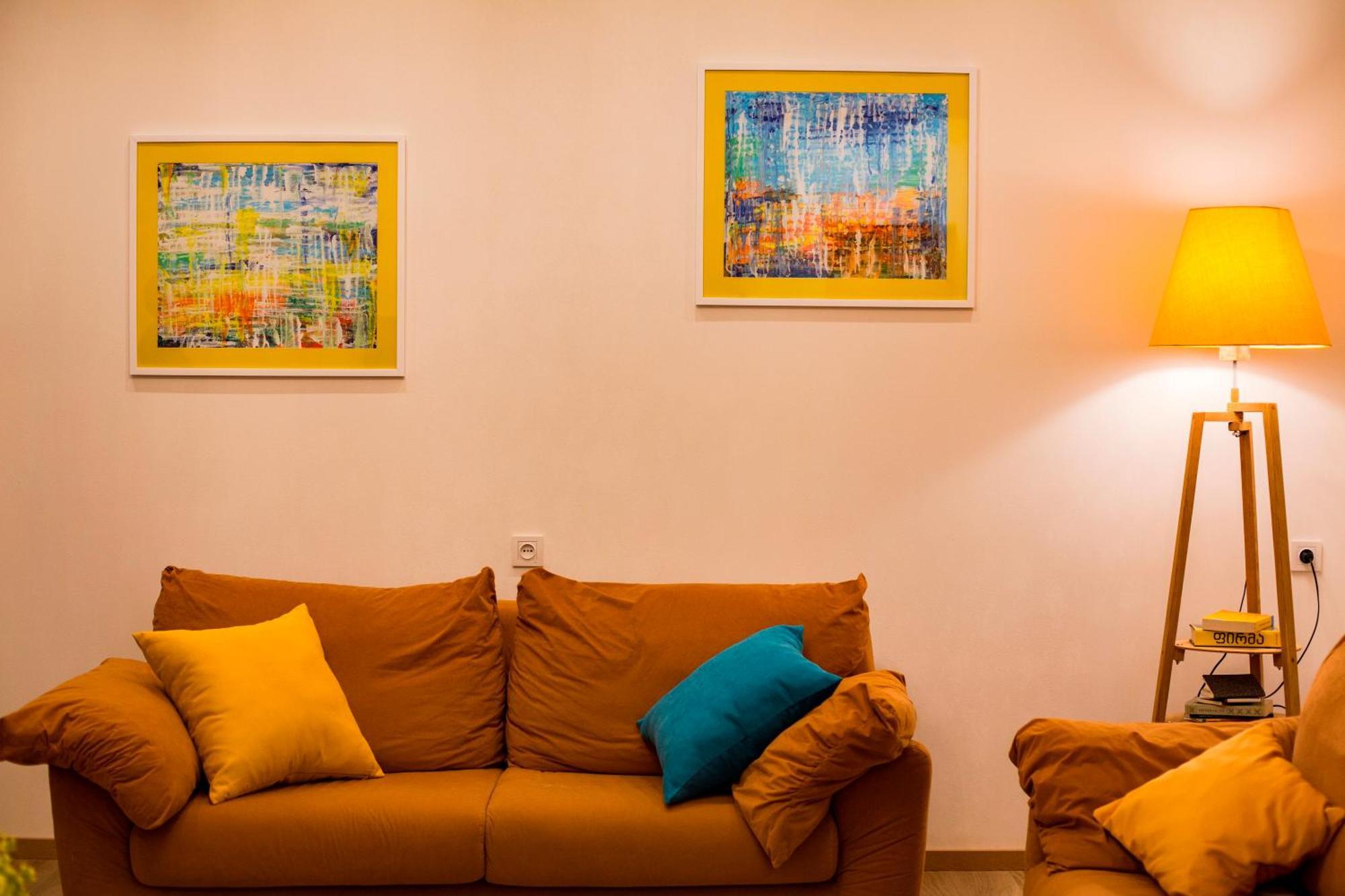 Yellow Apartment In Avlabari تبليسي المظهر الخارجي الصورة