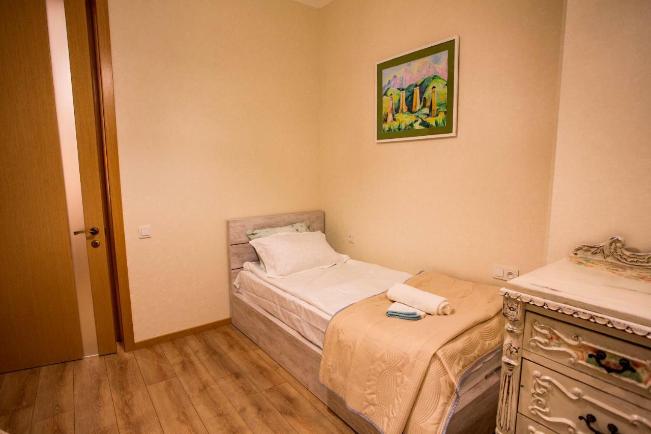 Yellow Apartment In Avlabari تبليسي المظهر الخارجي الصورة