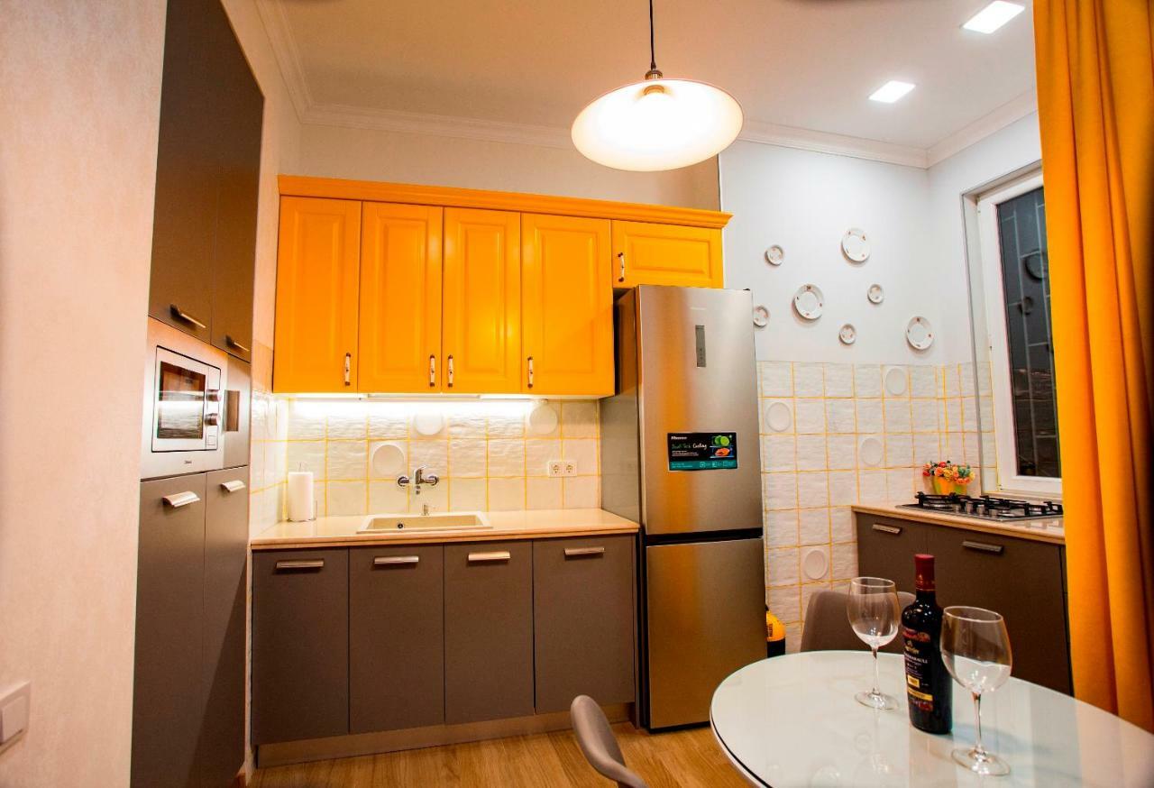 Yellow Apartment In Avlabari تبليسي المظهر الخارجي الصورة
