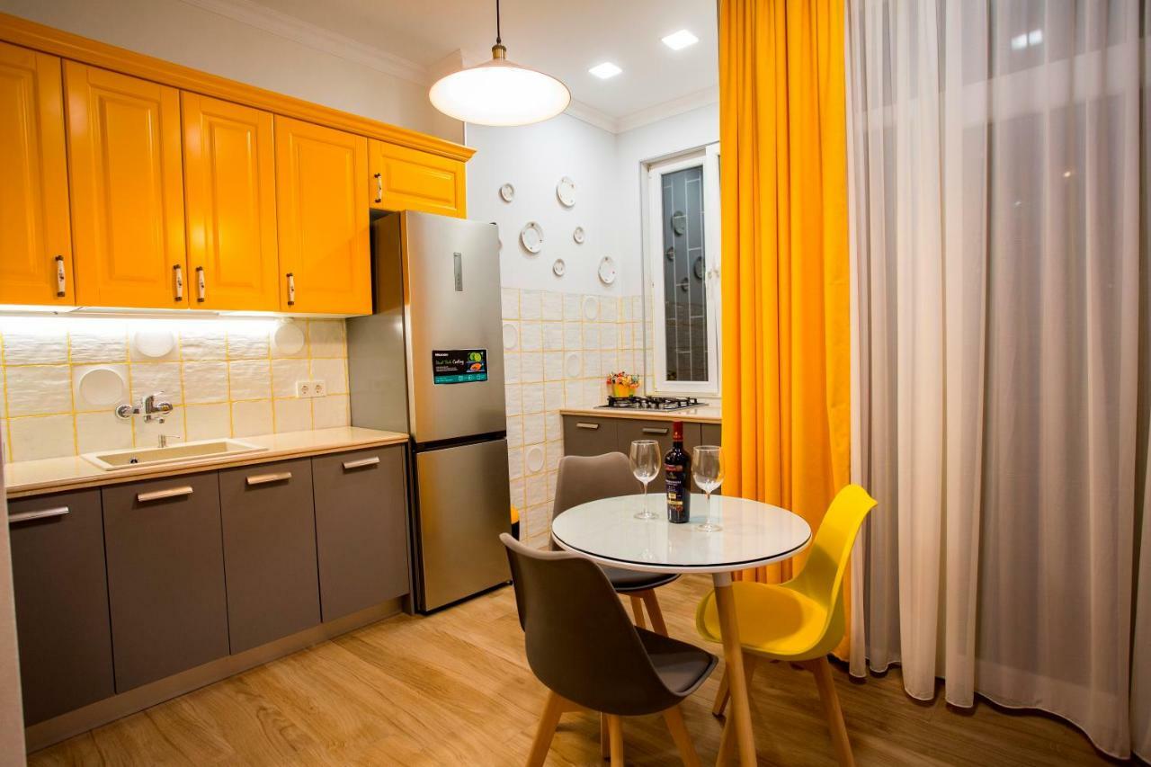 Yellow Apartment In Avlabari تبليسي المظهر الخارجي الصورة